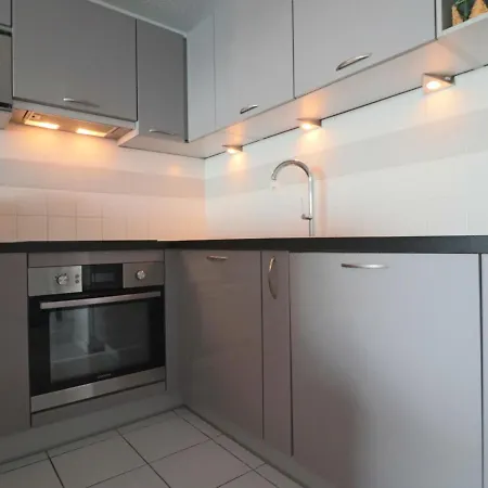 Climatise Front De Avec Terrasse, Piscine, Et Garage Privatif A - Fr-1-472a-217 Sete