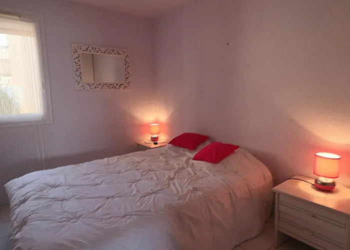 Apartment Appartement Climatise 3 Pieces Avec Terrasse, Box A Sete - Fr-1-472A-217